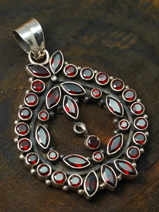Round Latkan Silver Pendant | SDP029